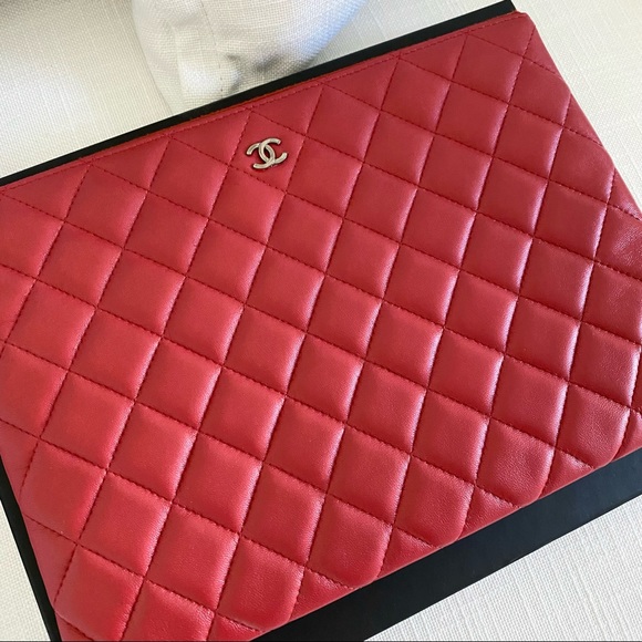 Chanel Medium O Case Clutch - Picture 2 of 13